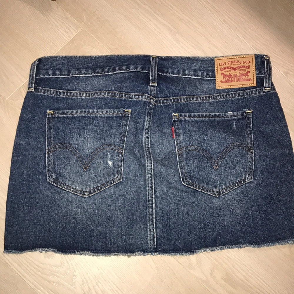 Never worn authentic Levi’s mini skirt size 28